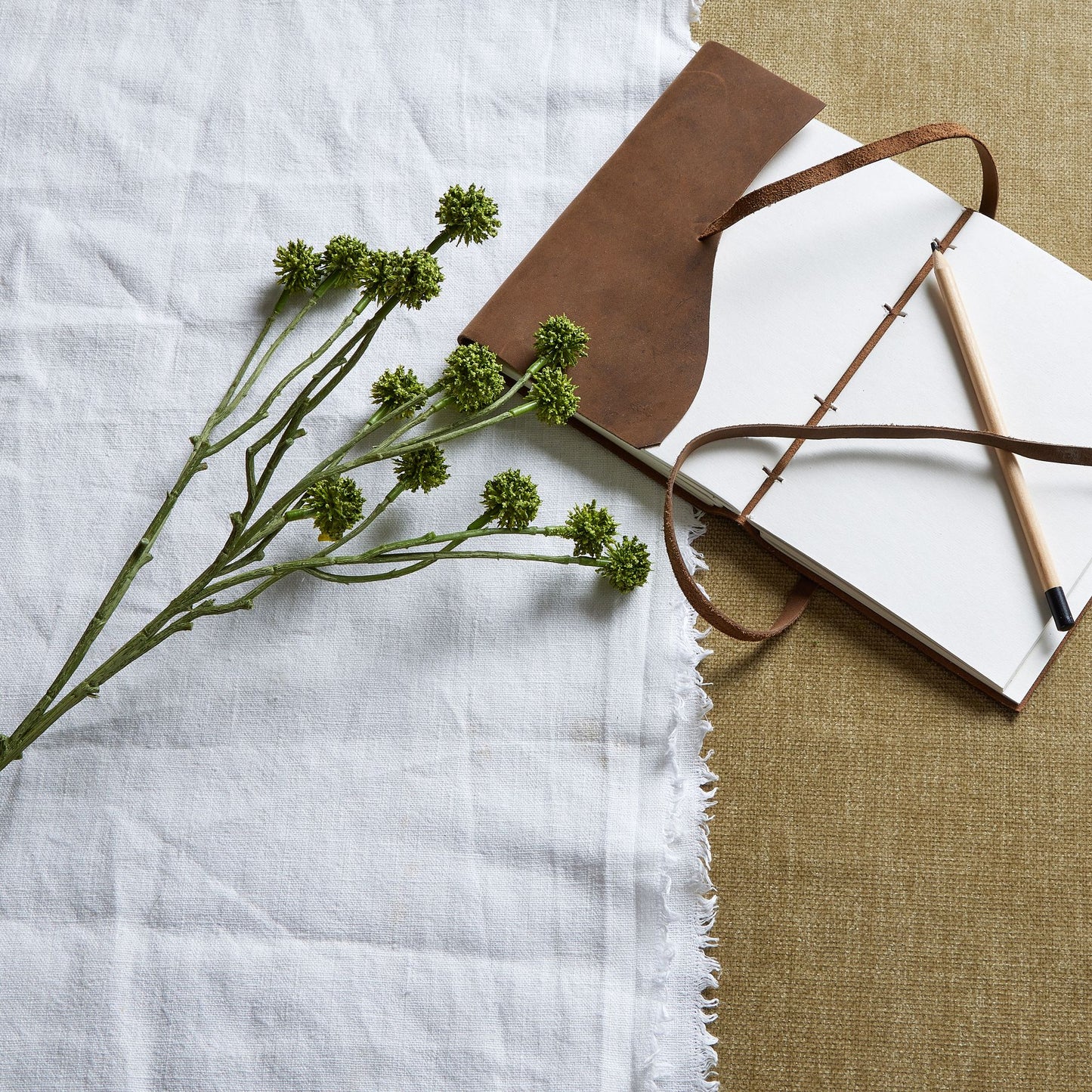 Set of 3 Artificial Flowers Green Craspedia Stems