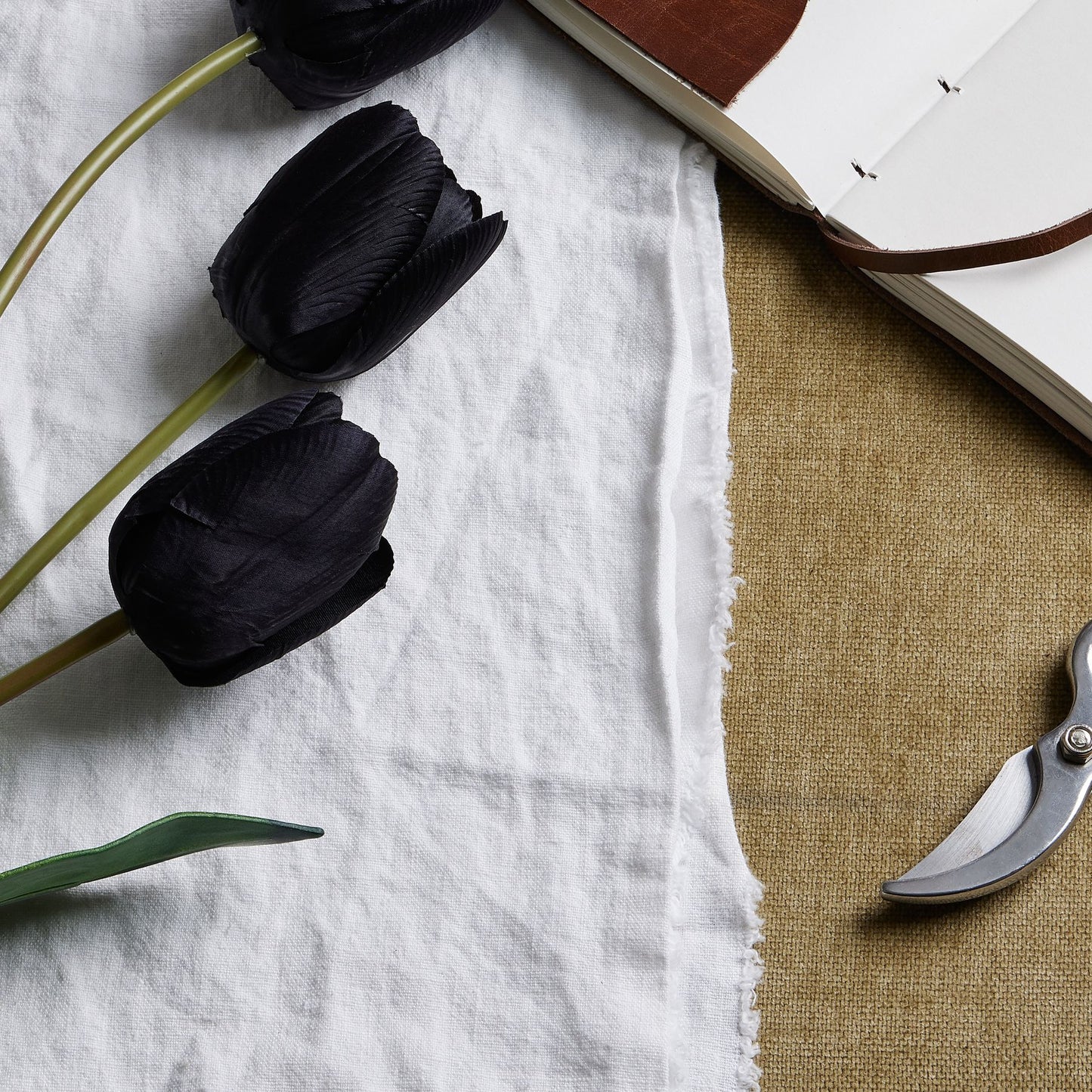 Set of 3 Artificial Flowers Black Tulip Stems